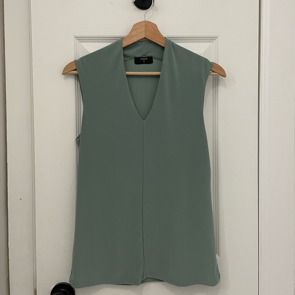 Tahari Sleeveless Blouse (Size Small)